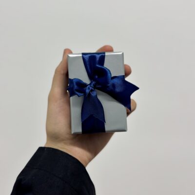 جعبه کادوی نقره‌ای با روبان سورمه‌ای برای هدیه رسمی یا خاص