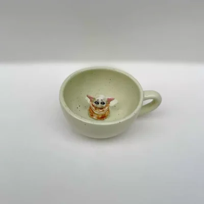 ماگ سرامیکی فانتزی با فیگور بیبی یودا (Baby Yoda) در داخل لیوان