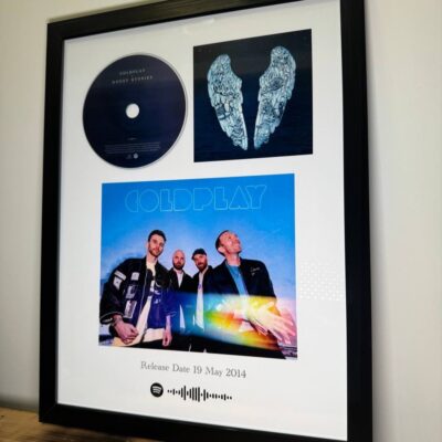 تابلوی قاب‌دار آلبوم Ghost Stories از گروه Coldplay شامل کاور آلبوم، CD و تصویر رسمی اعضای گروه