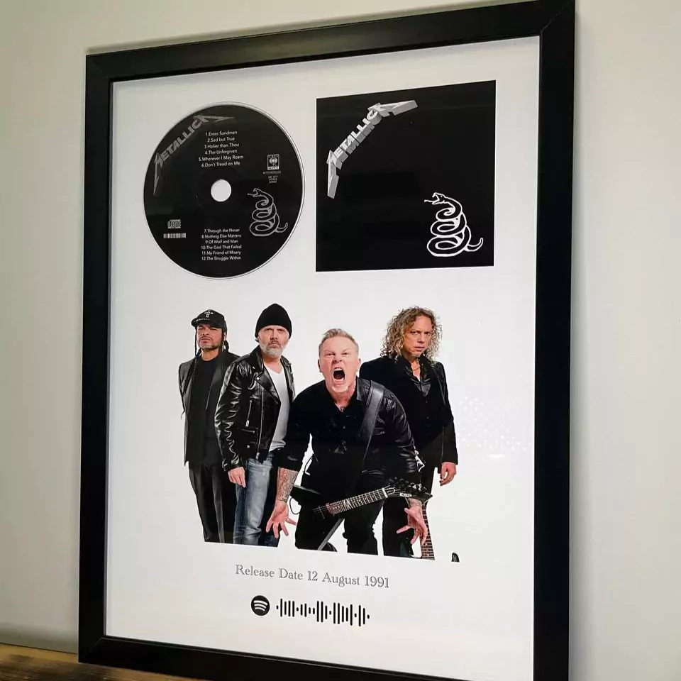 تابلو قاب‌دار آلبوم Black Album گروه متالیکا با دیسک CD و تصویر گروه