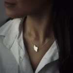 گردنبند نقره با طرح نقشه ایران روی گردن