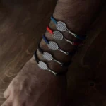 دستبند راکت تنیس روی دست آقا با رنگ های مختلف