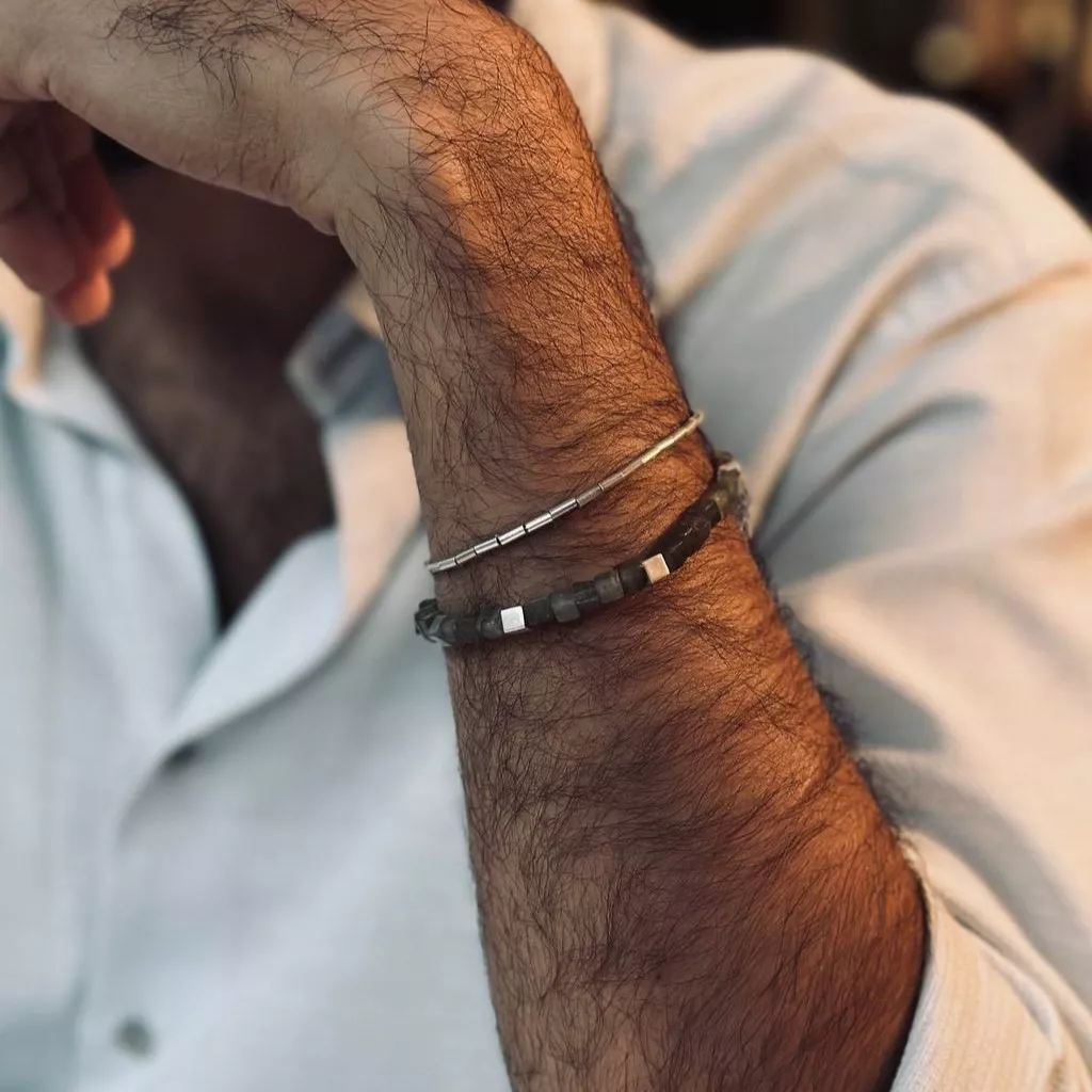 استایل مردانه با دستبند سنگ یشم و نقره از چی ببرم