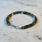 دستبند مکعبی سنگ یشم با جزئیات نقره‌ای