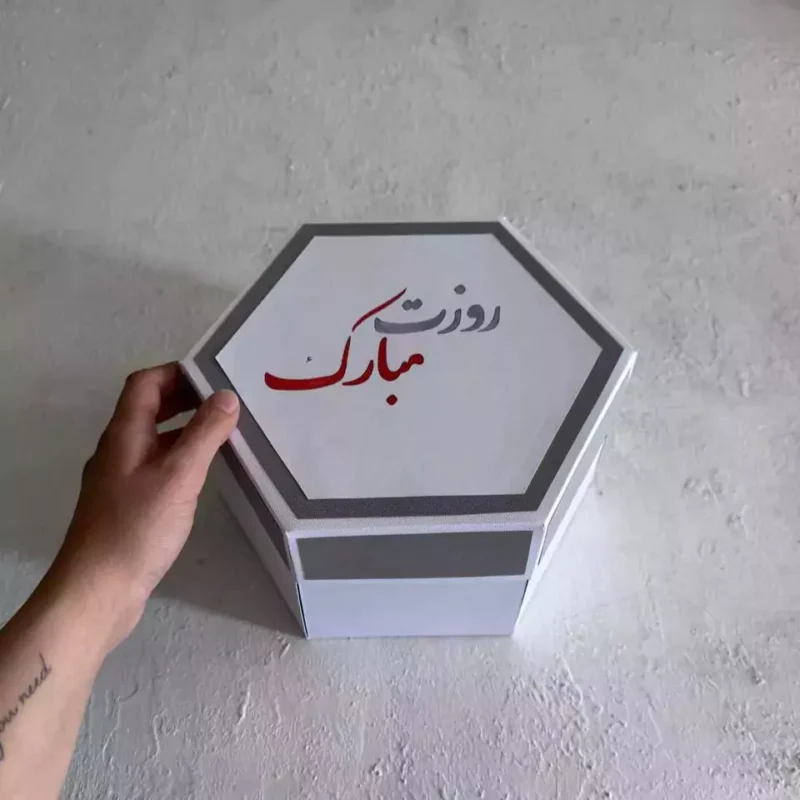 جعبه شگفتی عشق بسته شده روی میز