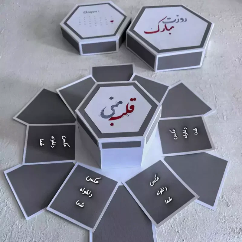 جعبه سورپرایز عکس باز شده با طراحی لایه‌لایه