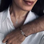 ست گردنبند و دستبند نقره طرح راکت تنیس روی دست و گردن کاپل