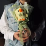 اندازه دسته گل عروسکی طرح جوجه در دست