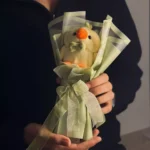 نمای نزدیک و باکیفیت بوکت جوجه اردک با کاغذپیچی سبز