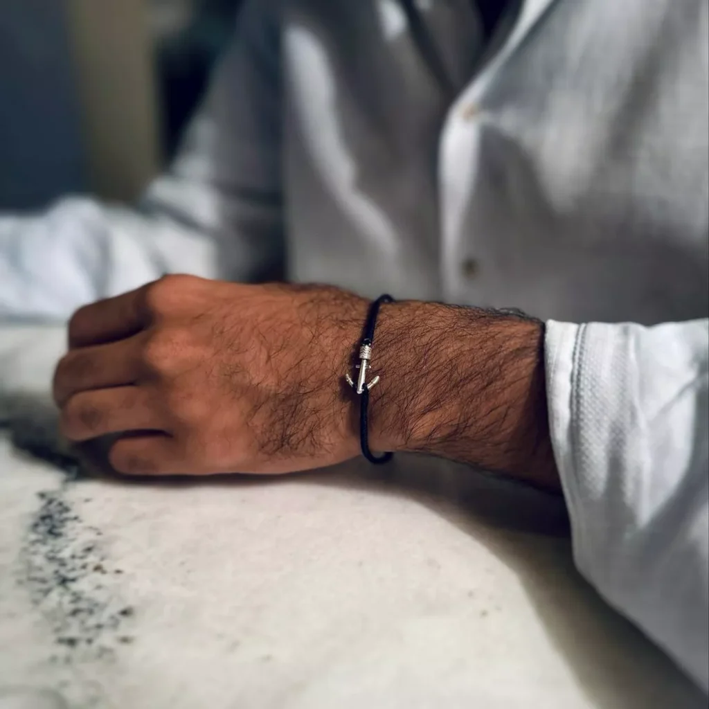 دستبند مردانه طرح لنگر روی دست مردانه، مناسب برای کادو روز مرد و استایل کژوال