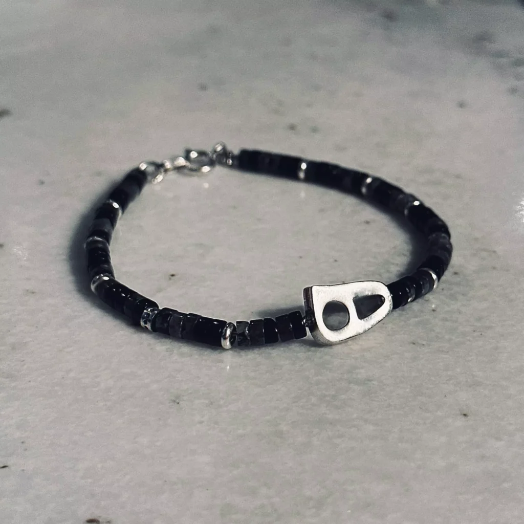 جزئیات سنگ‌های طبیعی در دستبند نقره مردانه