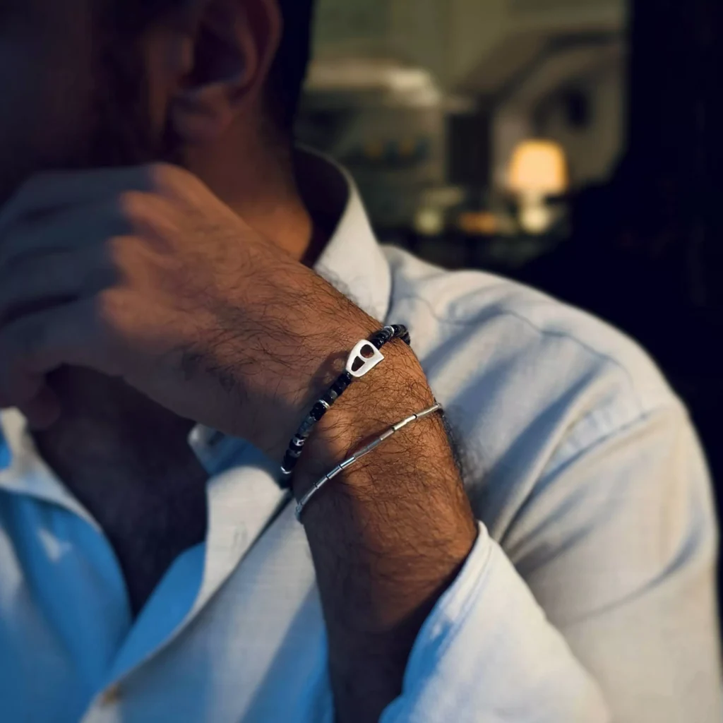 حلقه‌های دوناتی نقره در دستبند طرح نیمانی روی دست آقا