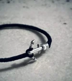 نمای نزدیک پلاک نقره طرح لنگر و بافت باکیفیت بند دستبند