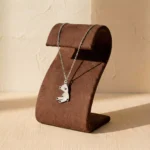 گردنبند نقره دخترانه با پلاک طرح عروسک تدی (Teddy Bear) مستر بین، مناسب برای کادو تولد و هدیه دوستی.