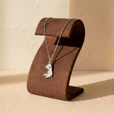 گردنبند نقره دخترانه با پلاک طرح عروسک تدی (Teddy Bear) مستر بین، مناسب برای کادو تولد و هدیه دوستی.